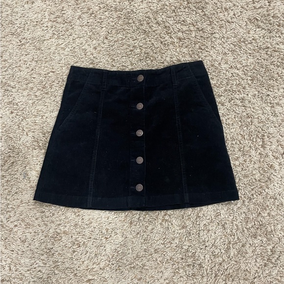 Forever 21 Dresses & Skirts - Forever 21 women’s size medium ribbed black mini skirt with button detail